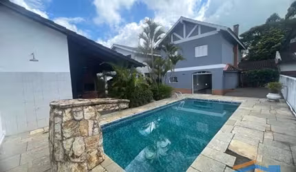 Casa de Condomínio em Aldeia da Serra com 4 dormitórios.