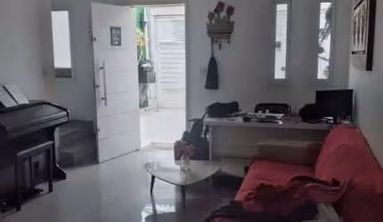 Sobrado Semi-Novo com 2 dormitórios sendo 1 suíte e 2 vagas de garagem.