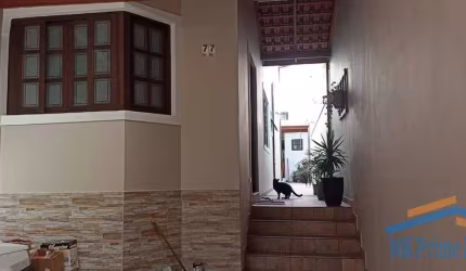 Sobrado 175m² com 3 dormotórios sendo 1 suíte em Cotia.