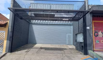Galpão com pé direito duplo, sendo 225m²  em Carapicuíba.