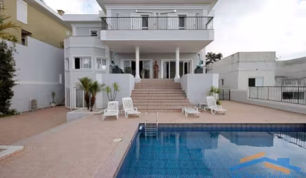 Linda Casa em Alphaville Charmosa e com Espaços Generosos!