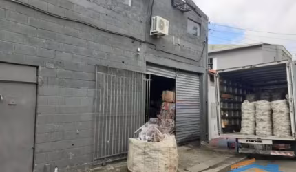 Ótimo Galpão Comercial com 450mt² de Área Construída.