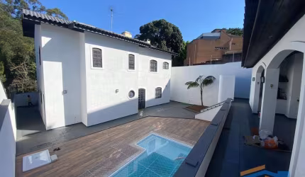 Lindo Sobrado com piscina no Parque dos Príncipes/SP.
