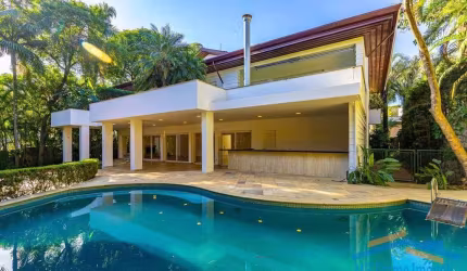 Linda Casa com Piscina no Condomínio Venezia - SP.