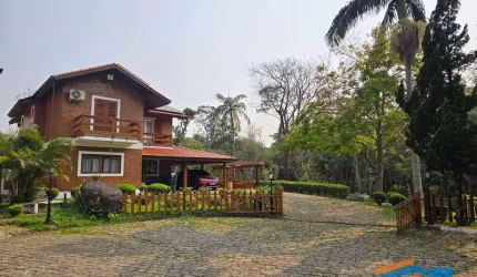 Linda Casa em Meio a Natureza na Granja Viana, Cond. Terras do Madeira!