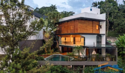 Luxuosa Residência no Condomínio Jardim Vitória Régia/SP.