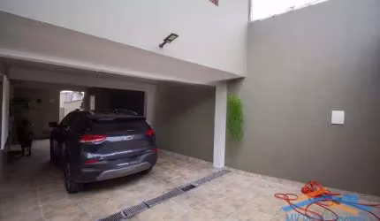 Excelente Sobrado com 4 Dormitórios sendo 1 Suíte e 3 Vagas de Garagem.