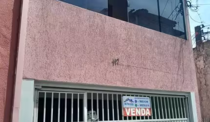 Excelente Sobrado com 4 Dormitórios e 2 Vagas de Garagem.