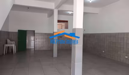 Prédio comercial em av de grande fluxo de veículos.