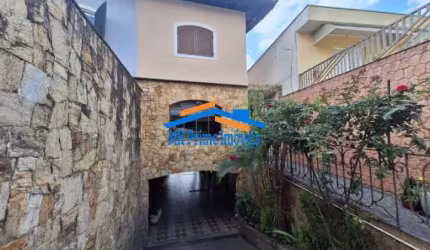 Casa com 3 dormitórios, sala espaçosa, 5 banheiros - Ayrosa