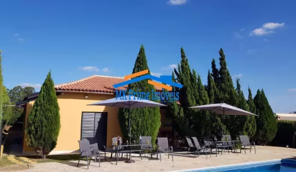 Chácara com 3 Dormitórios, Piscina e 10 Vagas - Condomínio Fechado.
