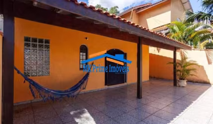 Excelente casa com 3 dormitórios sendo 1 suíte e 3 vagas de garagem.