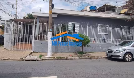 Casa Térrea com 3 Dormitórios, Churrasqueira e Amplo Terreno de 250m².
