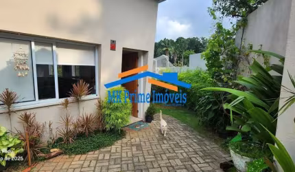 Vende casa de Condomínio, 04 Quartos, sendo 01 Suíte e 350m²  - COTIA.