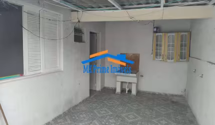 Ótima Oportunidade! Casa nos Fundos com Quintal e Garagem.