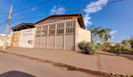 Galpão com duplo acesso localizado na Av. Duque de Caxias e R. Joaquim Vieira de Almeida