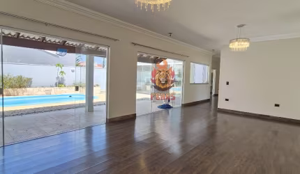 CASA ELEGANTE! 3 suítes, quintal grande com piscina no Residencial Lago da Serra!