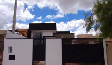 Linda  Casa Térrea  com 3 dormitórios Sendo  1 Suítes e 3 banheiros à Venda, 140 m²  no Bairro Morada dos Ypes  em  Boituva - SP