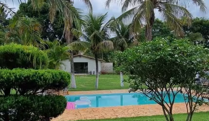 Linda Chácara em Condomínio Fechado, de 2.400m2, com 700m2 de área Construída, com Muito Verde no Vitassay em Boituva