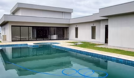 Linda Chácara em Condomínio Fechado, de 1.750m2, com 500m2 de área Construída, com Muito Verde no Vitassay em Boituva