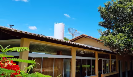 Linda Chácara em Condomínio Fechado, de 3.000m2, com  550m2 de área Construída, com Muito Verde no Vitassay em Boituva