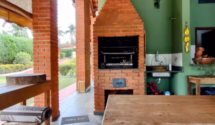 Linda Chácara em Condomínio Fechado, de 1637m2, com  230m2 de área Construída, com Muito Verde no Vitassay em Boituva
