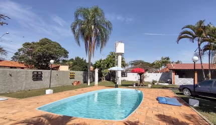 Linda Chácara em Condomínio Fechado, de 2.250m2, com  368m2 de área Construída, com Muito Verde no Vitassay em Boituva
