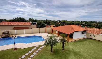 Linda Chácara em Condomínio Fechado, de  1.800m2, com  380m2 de área Construída, com Muito Verde no Vitassay em Boituva