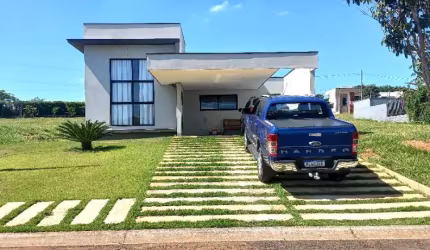 Linda Casa Térrea em Condomínio Fechado Solares Resort com 160m2  de Área Construída em  Boituva - SP.