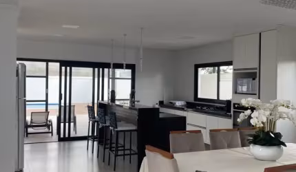 Linda Sobrado em Condomínio Fechado Solares Resort com 204m2  de Área Construída em  Boituva - SP.