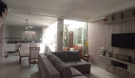 Lindo Sobrado com 03 Dormitórios  Sendo 1Suíte e 04 banheiros à Venda, 186 m²  no Bairro Alves Dias em São Bernardo do Campo - SP