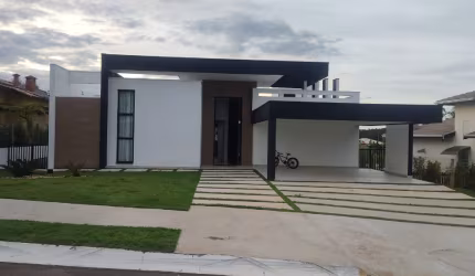 Linda Casa Térrea  em Condomínio Fechado Portal dos Lagos com 560m2  de Área Construída, e Terreno de 1.000m2 em  Boituva - SP.