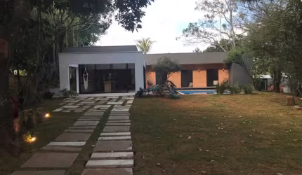 Linda Chácara em Condomínio Fechado, de 1.000m2, com  240m2 de área Construída, com Muito Verde no Vitassay em Boituva - SP.