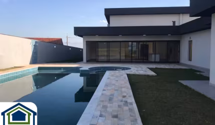 Linda Chácara em Condomínio Fechado, de 1.750m2, com  500m2 de área Construída, com Muito Verde no Vitassay em Boituva - SP.