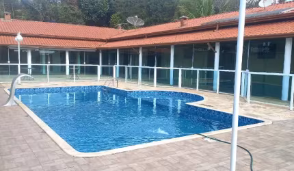 Linda Chácara em Condomínio Fechado, de 1.100m2, com  240m2 de área Construída, com Muito Verde no Vitassay em Boituva - SP.