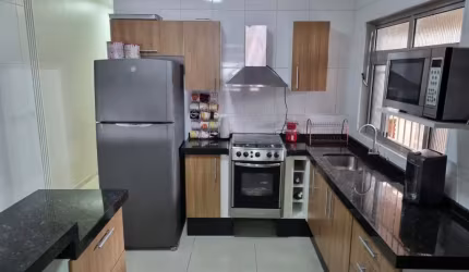 Linda Casa  Assobradada  com 03 Dormitórios e 03 banheiros à Venda, 141m²  na  Vila Luzita  em Santo André - SP