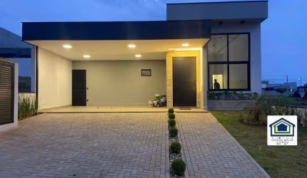 Linda Casa Térrea  em Condomínio Fechado, de  205m2, de área Construída, e Terreno de  250m2,  com Muito Verde no  Condomínio Jardim Europa  em Boituva - SP.