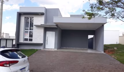 Linda Casa Térrea  em Condomínio Fechado, de  165m2, de área Construída, e Terreno de  250m2,  com Muito Verde no  Condomínio  Flamboyant  em Porto Feliz - SP.