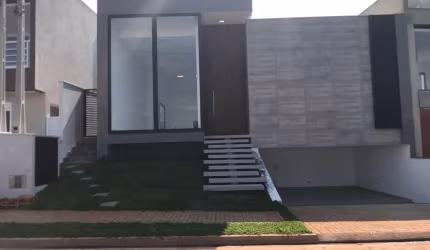 Linda Casa Térrea  em Condomínio Fechado, de  226m2, de área Construída, e Terreno de  260m2,  com Muito Verde no  Condomínio Jardim Europa  em Boituva - SP.