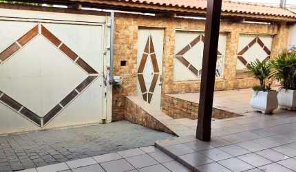 Linda Casa Térrea com 270m² de Área Construída no Centro de Boituva - SP.