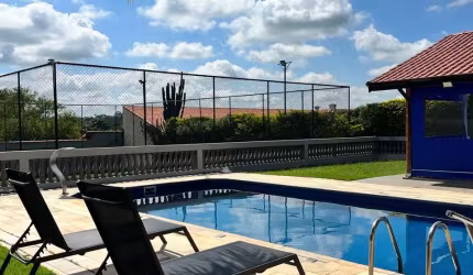 Linda Chácara em Condomínio Fechado, de 300m² de Área Construída, com 1.100m² de Área total do Terreno, com Muito Verde no Vitassay em Boituva - SP