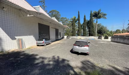 Oportunidade: Galpão de 1.300m2 , com Terreno de 5.517 Mil, com Mezanino, Escritório, Salas de Reunião, Banheiros, Vestuários, Pátio  para manobra de Carretas,  20 vagas de Garagens, Fácil Acesso para