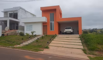 Linda Casa Térrea de 160m²  de área  Construída e Terreno de 420m2 à venda no excelente Condomínio Fechado  Riviera  Santa Cristina- Paranapanema - SP.