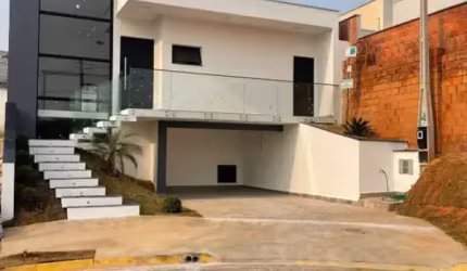 Linda Casa Térrea de 149m² de Área Construída e 205m² de Área Total com 03 Dormitórios, à venda no excelente Condomínio Fechado Horto Florestal em  Sorocaba - SP.