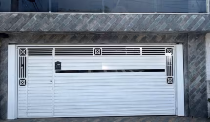 Lindo Sobrado de 220m² com 03 Dormitórios, sendo 01 Suíte, á venda, no Bairro Vila Camilópolis em Santo André - SP