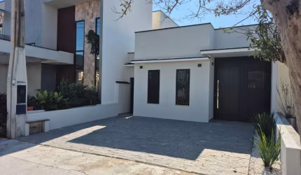 Linda Casa Térrea de 100m²  de Área Construída e Terreno de 150m2, à venda no excelente Condomínio Fechado  Horto Florestal l em  Sorocaba - SP.