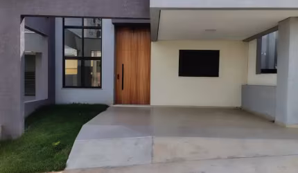 Linda Casa Térrea de 106m²  de Área Construída e Terreno de 154m2, à venda no excelente Condomínio Fechado  Horto Florestal Villagio  em  Sorocaba - SP.