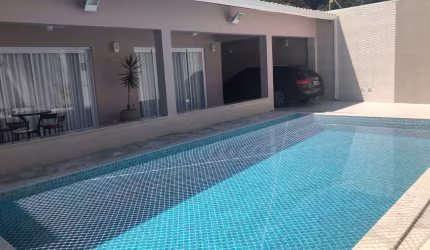 Linda Casa Térrea  com 250m2 de Área Construída  e Terreno de 409m2, á venda, 03 dormitório sendo 03 Suítes, Sala 02Ambientes, Cozinha Planejada, 04 Vagas no Canto do Forte - Praia Grande - SP