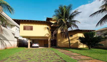 Casa de condomínio sobrado á venda tem 500m² com 05 Dormitórios.