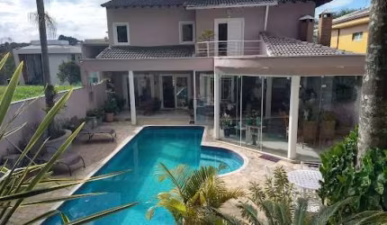 Casa de condomínio sobrado para venda tem 390 metros quadrados com 4 quartos
